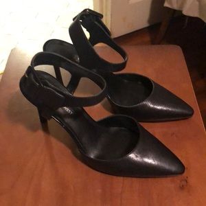 Barely worn leather pumps